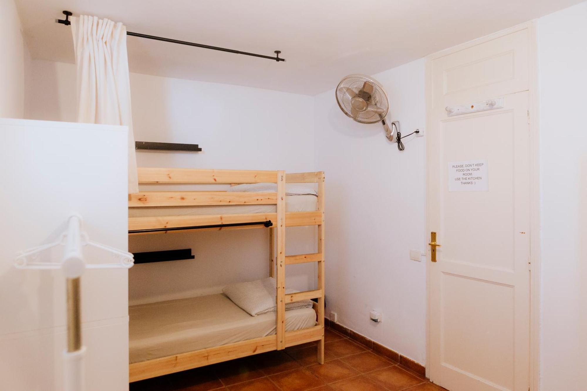 Cama en habitación compartida con 4 camas