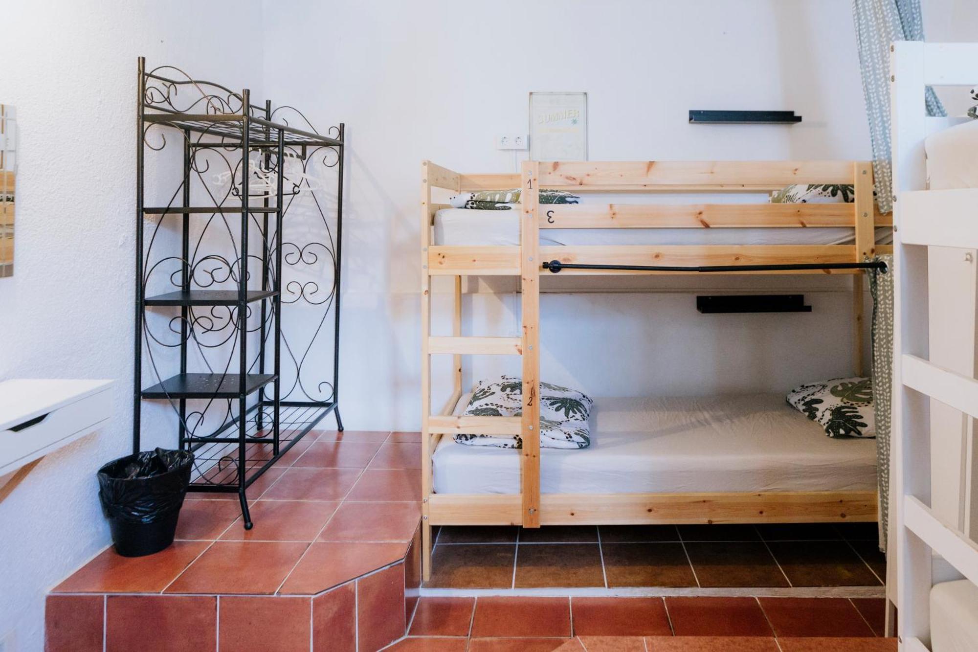 Cama en habitación femenina compartida de 4 camas